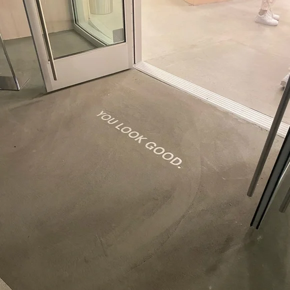 Glossier LA keychain (special edition) - Picture 3 of 3